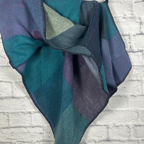 Everlyn K- Colorblock Soft Knit Kimono / Poncho Wrap- One Size - Picture 2 of 9